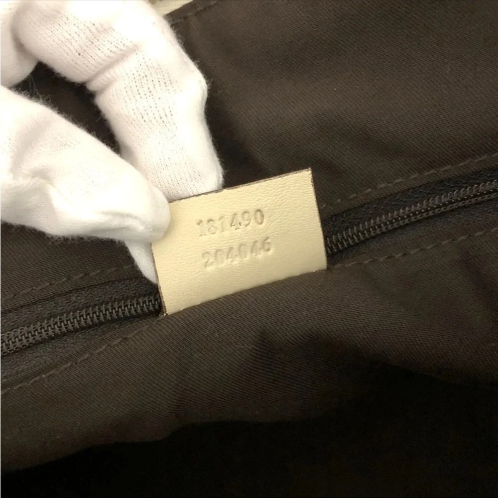 Gucci Duchessa Leather Boston Bag Cream Bow Crest Charm Top Handle. (COA). - Picture 14 of 15